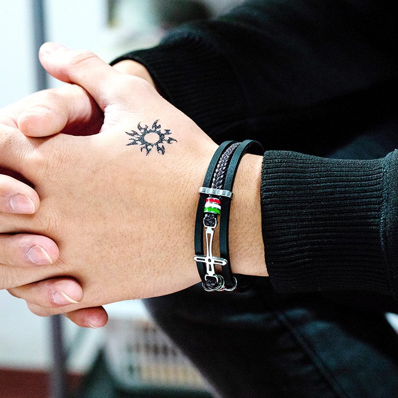 Bracelete Masculino em Couro Legítimo 'Paixão de Cristo'